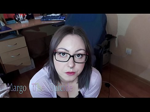 ❤️ 性感的眼镜女孩在镜头前深深地吸吮假阳具 ❤️ at us❌❤